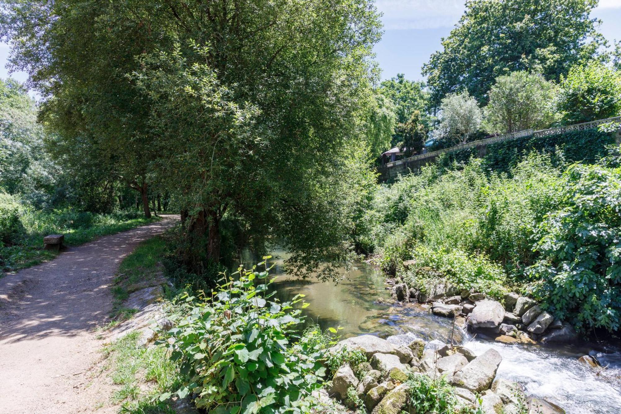 Hermoso Molino Restaurado A Pie Del Rio En Vigo Kültér fotó