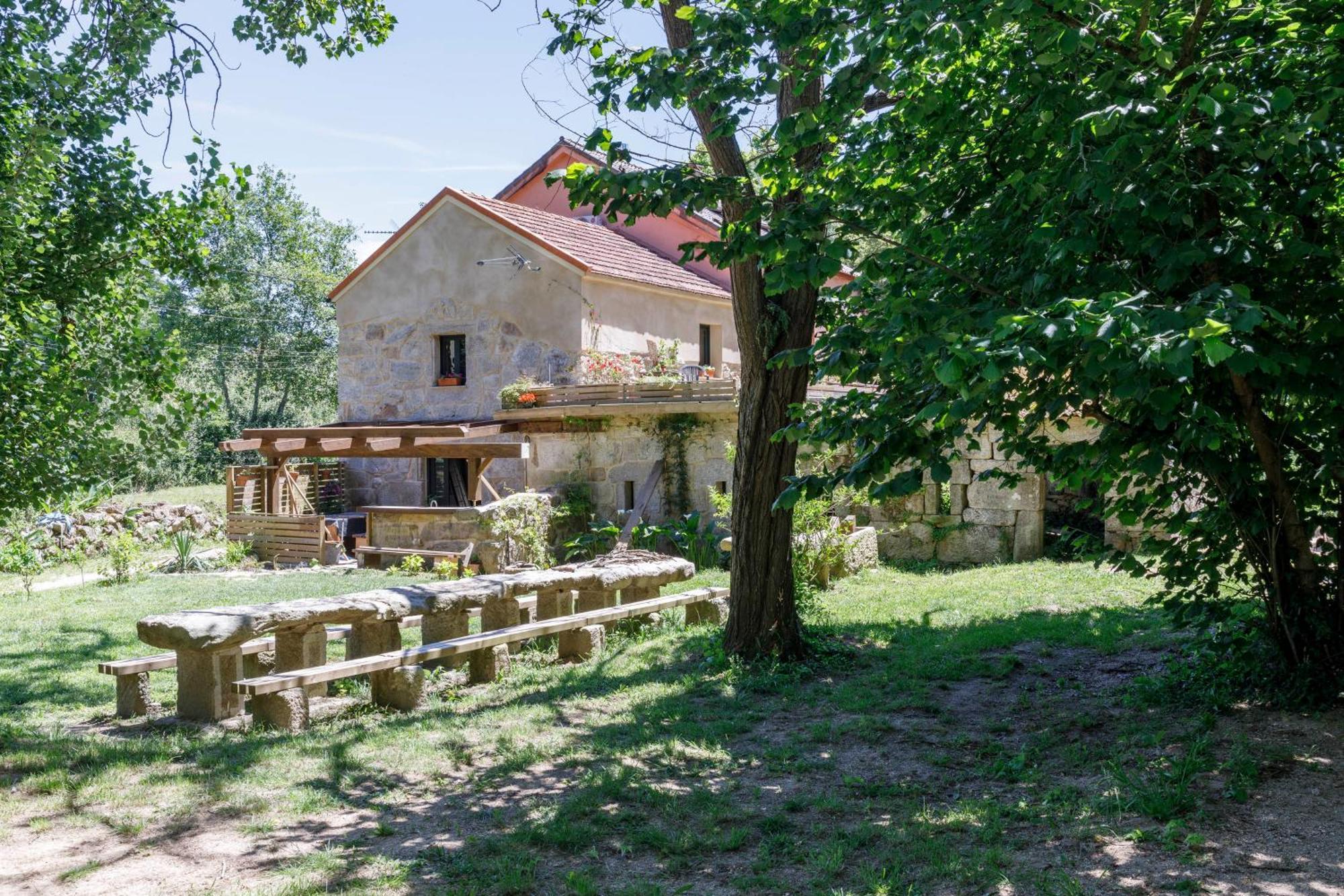 Hermoso Molino Restaurado A Pie Del Rio En Vigo Kültér fotó